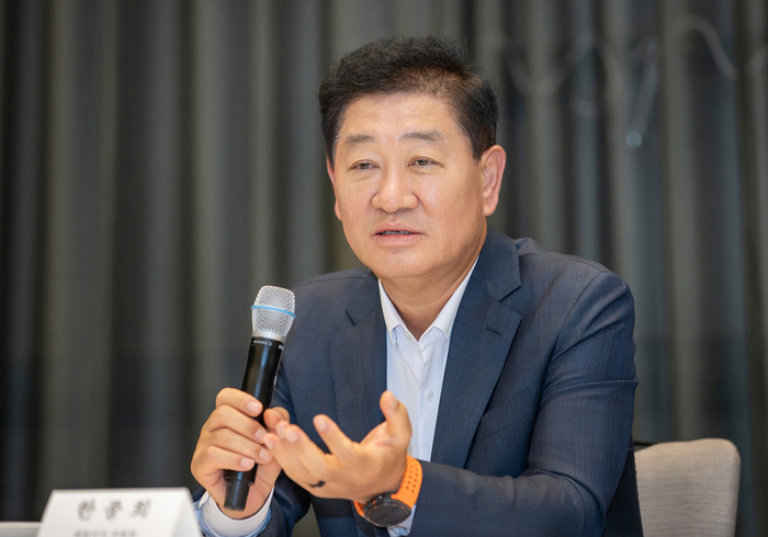 한종희 삼성전자 DX사업부문장 겸 부회장이 8일(현지시간) 독일 베를린에서 열린 간담회에서 발언하고 있다.