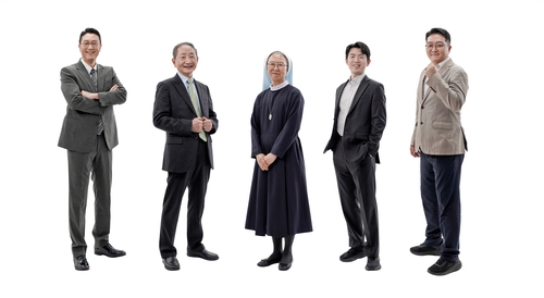 (왼쪽부터)강병주 인드림헬스케어 대표, 이두익 백령병원 원장, 갈바리의원 최로사 원장 수녀, 노두현 코넥티브 대표, 김희승 드림팩 대표(사진=라이나생명)