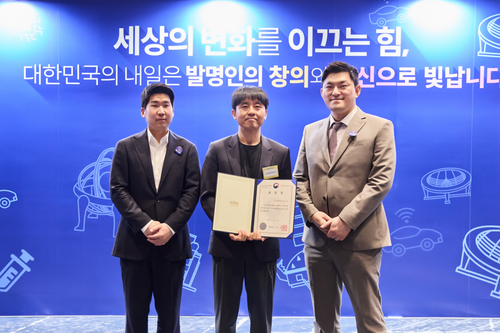 (왼쪽부터)한종엽 삼성화재 법무지원파트 프로, 김광준 파트장, 김종주 변리사가 특허청장 표창 기념촬영을 하고 있다.(사진=삼성화재)