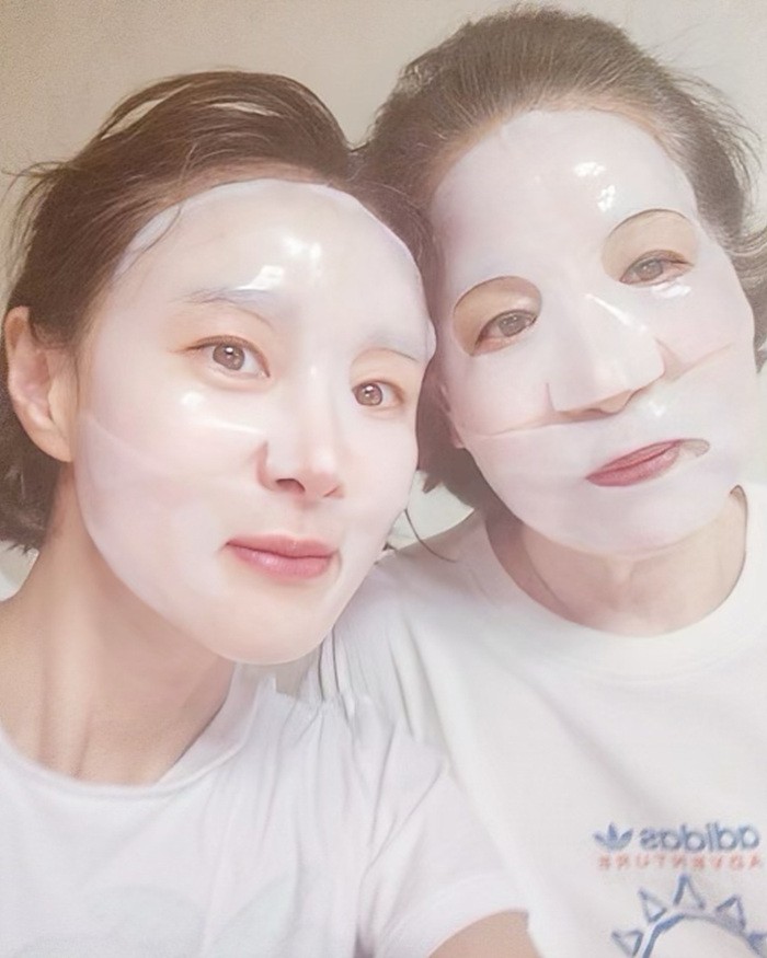 예지원 동안의 비결은?, 모친과 함께 홈케어 일상 공개