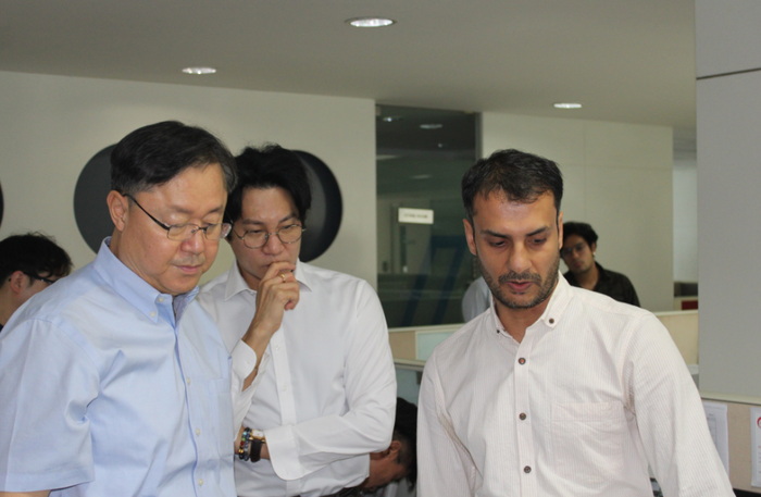 윤팔주 HL클레무브 CEO(왼쪽)가 인도 테크센터를 둘러보고 있다.